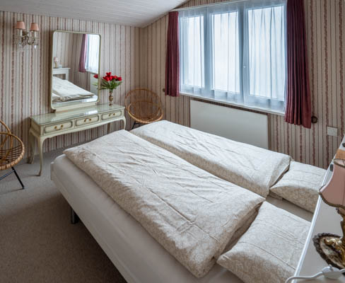 engelberg vacation apartment master bedroom with queen size bed and view on Mount Titlis